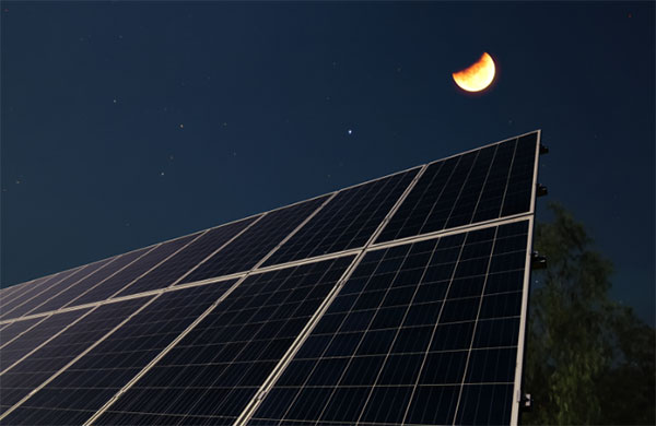 Do solar panels work in moonlight 