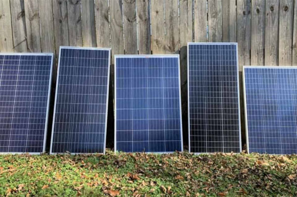 How many amps should a 100w solar panel produce